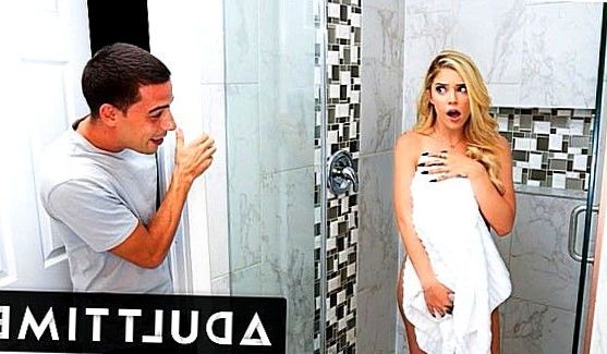 Красивая грудастая телочка продемонстрирует фантастическую сцену горячего секса со своим пылким пареньком, который кончит шалаве в рот, порно видео
